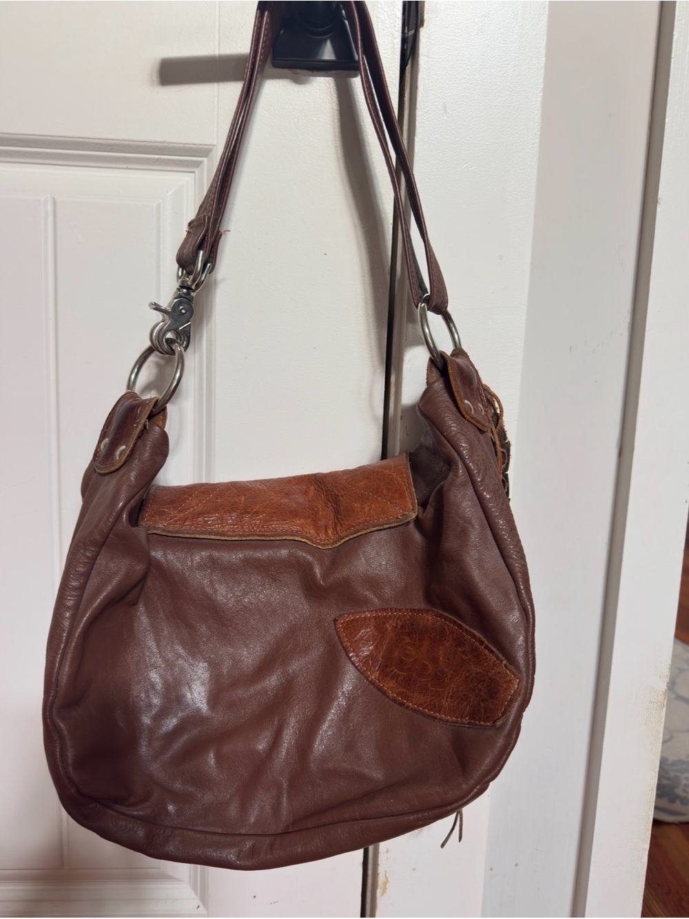 Handcrafted Retro Brown Leather Shoulder Bag with Decorative Stitching - Picture 9 of 16